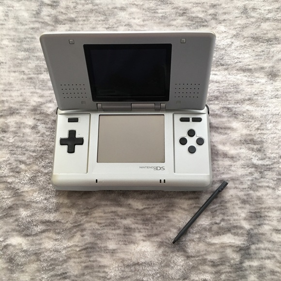 Nintendo DS Bundle includes (9) Games, Stylus, Case and Wall Charger - Picture 3 of 8